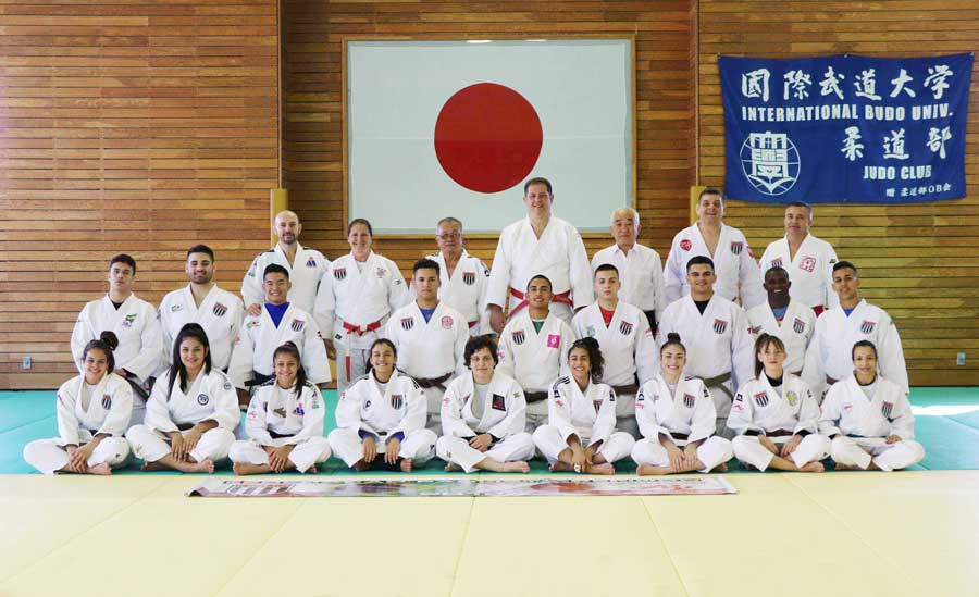 Treinamento com atletas da FPJudô reúne aproximadamente 100 judocas na Budo University
