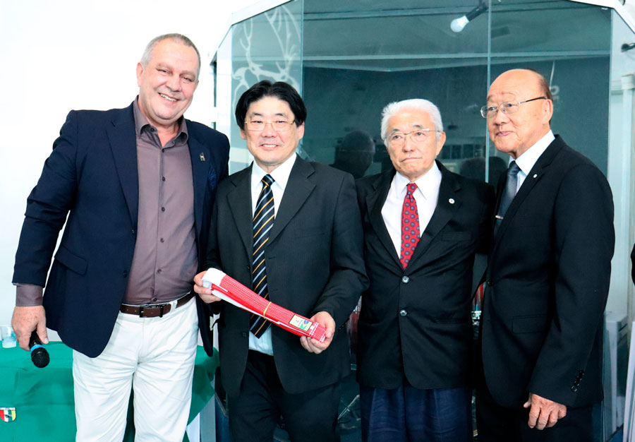 Presidente da CBJ vai a Ibiporã e promove Luiz Hisashi Iwashita a shichi-dan (7º dan)