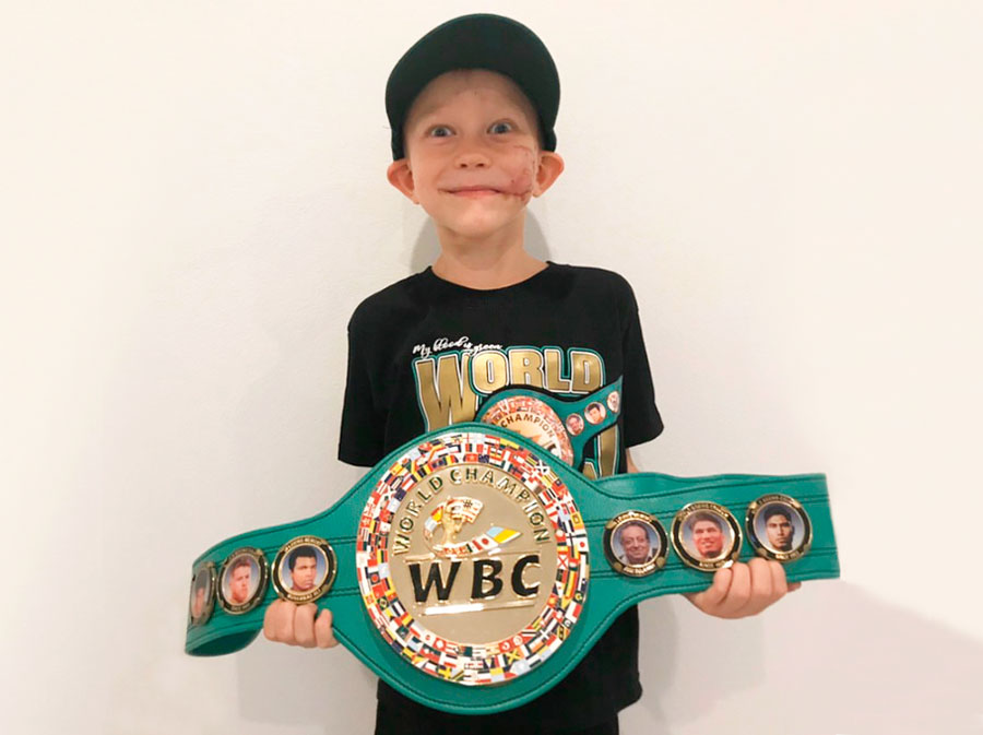 Conselho Mundial de Boxe premia o corajoso menino de 6 anos que salvou a irmã