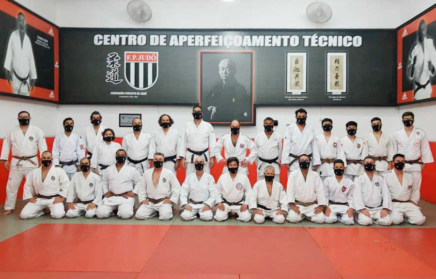 Kimonos Shihan doa máscaras personalizadas aos judocas inscritos no curso de kata