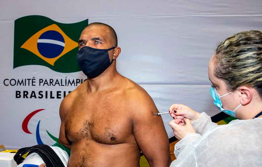 Antônio Tenório é o primeiro atleta a ser vacinado no Brasil rumo às Olimpíadas e Paralimpíadas