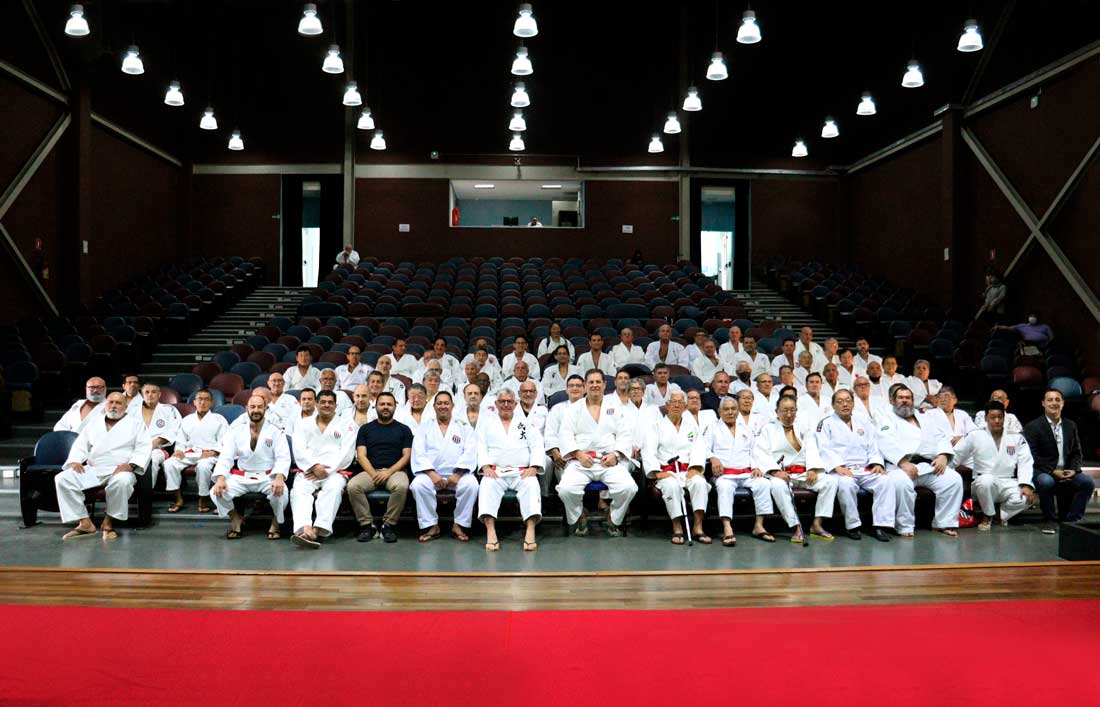 Encontro dos kodanshas paulistas reúne 69 professores no auditório do Centro de Excelência Esportiva