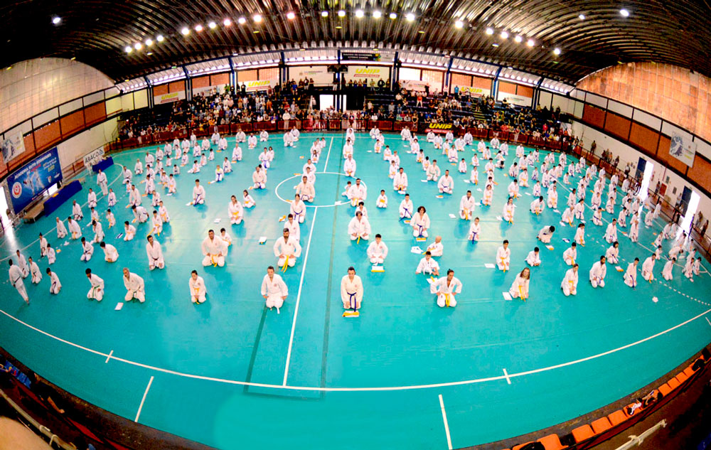 Outorga de graus da Academia Guto Rodrigues reúne cerca de 550 karatecas