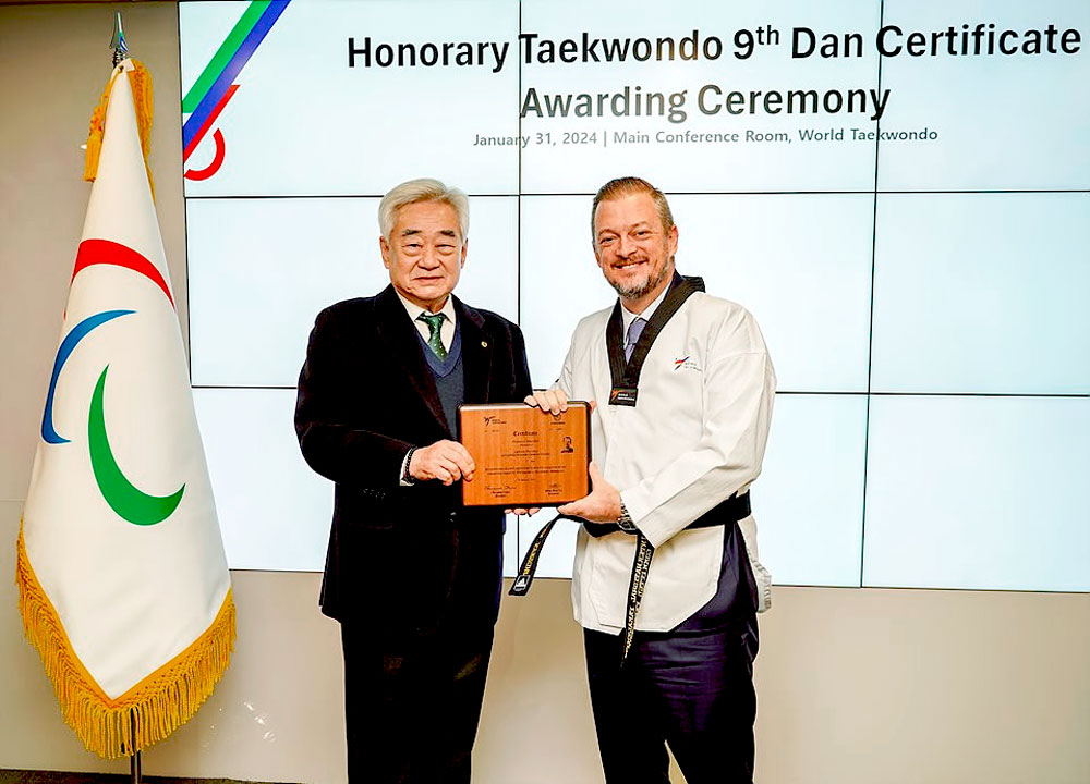 Presidente do IPC é premiado com o 9o dan Honorário pelo presidente da WT