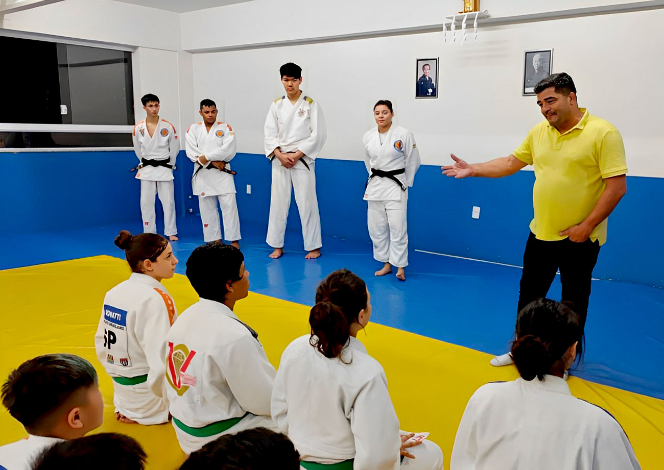 Henrique Guimarães visita o dojô da Associação Chibana de Judô