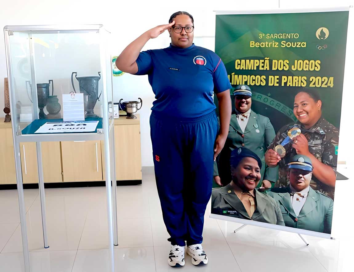Judoca e sargento do Exército, Beatriz Souza eterniza conquista de Paris em museu militar